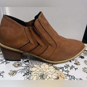 Camel booties stacked heel NEW